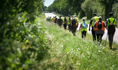 Des volontaires marchent en file indienne le long d'une route à Saint-Étienne-de-Montluc, dans le cadre d'une recherche visant à recueillir des informations concernant Manon Relandeau, disparue depuis le 27 mars ( AFP / Lou BENOIST )
