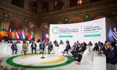 Les dirigeants mondiaux et les patrons de la finance assistent à la séance de clôture du sommet du nouveau pacte financier mondial