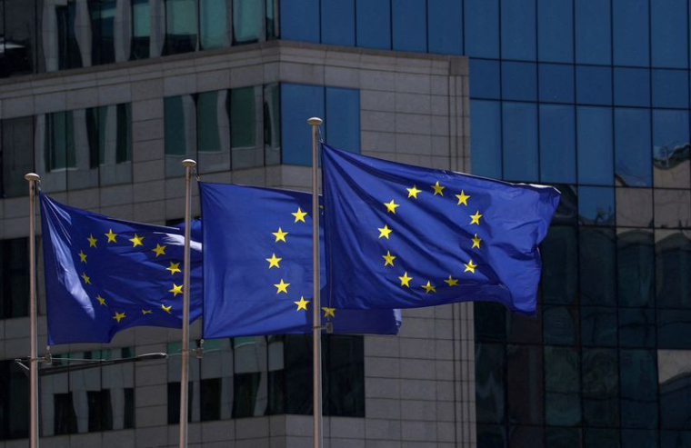 Des drapeaux de l'Union européenne flottent à Bruxelles