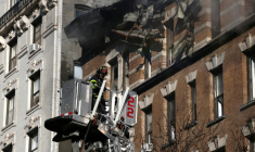 Les pompiers de New York tentent d'éteindre un incendie dans l'Upper West Side, le 9 décembre 2025 ( AFP / TIMOTHY A. CLARY )