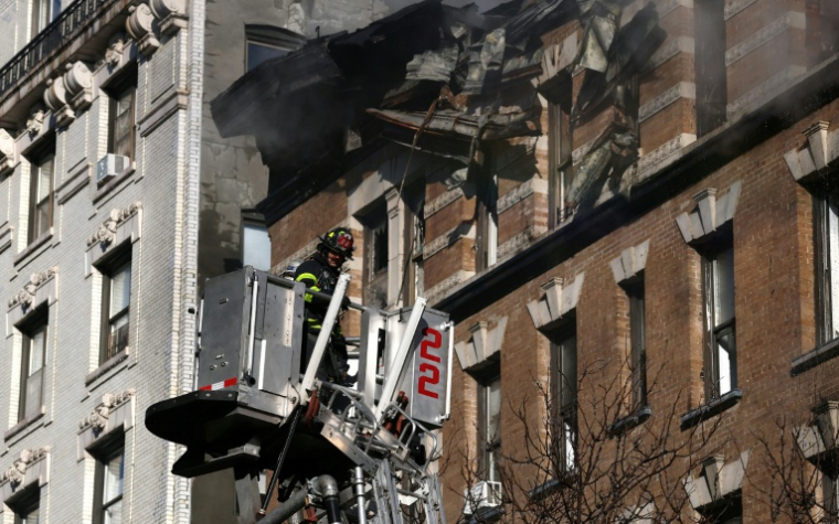Les pompiers de New York tentent d'éteindre un incendie dans l'Upper West Side, le 9 décembre 2025 ( AFP / TIMOTHY A. CLARY )