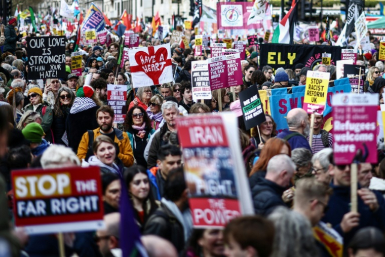 Manifestation contre l'extrême droite, organisée par l'Alliance Together, à Londres, le 28 mars 2026 ( AFP / Henry NICHOLLS )