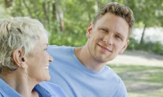 Aider son enfant à acheter son logement n’est pas seulement un acte de solidarité ponctuel. C’est aussi une manière d’anticiper la transmission de son patrimoine. ( crédit photo : Getty Images )