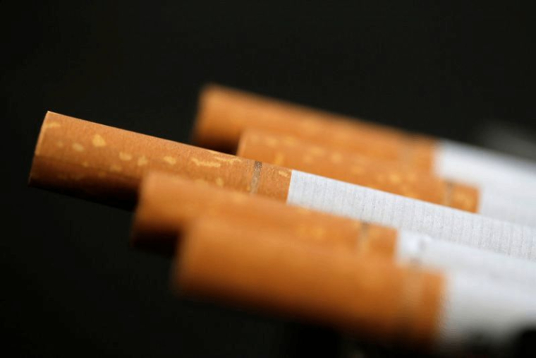 LE CIGARETTIER IMPERIAL BRANDS RÉDUIT D'UN TIERS LE DIVIDENDE, LE TITRE CHUTE