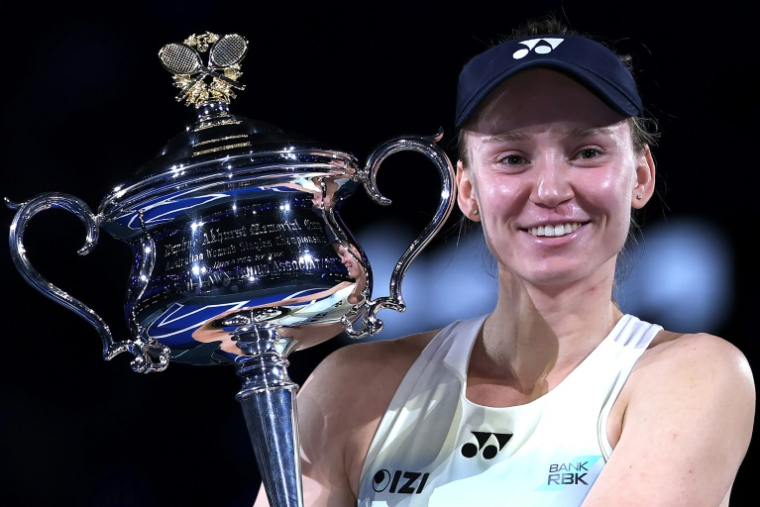 Elena Rybakina pose avec la coupe après sa victoire en finale de l'Open d'Australie, le 31 janvier 2026 à Melbourne ( AFP / Martin KEEP )