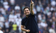 Un coach de Premier League s'improvise arbitre bénévole pour des U11