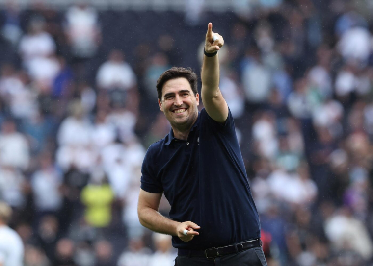 Un coach de Premier League s'improvise arbitre bénévole pour des U11