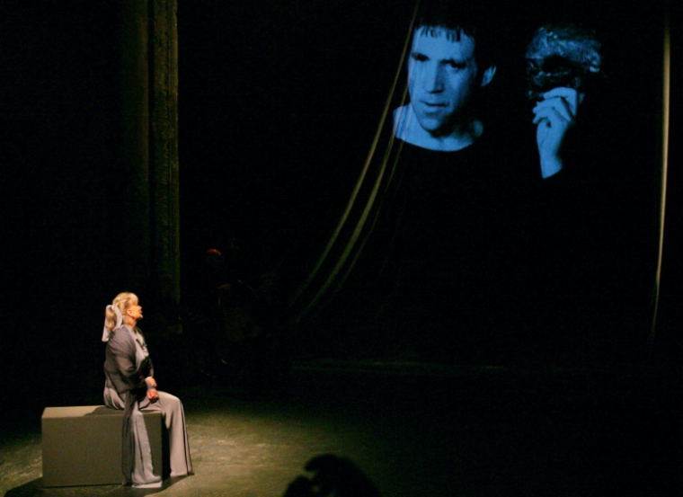 La comédienne Marina Vlady  dans la pièce "Vladimir ou le vol arrêté", au théâtre des Bouffes du Nord à Paris, le 7 novembre 2006, d'après son livre consacré à son époux Vladimir Vissotsky (photo sur écran), poète russe disparu en 1980 ( AFP / JACQUES DEMARTHON )