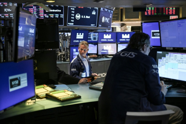 Des opérateurs à la Bourse de New York, le 30 mai 2025 ( AFP / ANGELA WEISS )