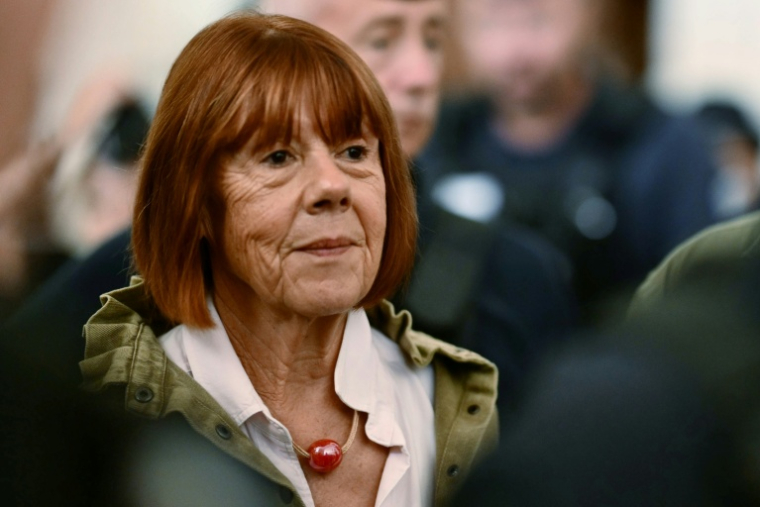Gisèle Pelicot quitte le palais de justice de Nîmes lors du procès en appel des viols de Mazan, le 7 octobre 2025 dans le Gard ( AFP / Christophe SIMON )