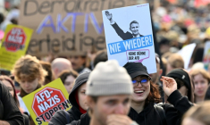 Des manifestants arborent une pancarte "Stoppez AfD-nazis" et une autre montrant un responsable régional de l'AfD semblant effectuer un salut nazi, avec la mention "Plus jamais ça - pas de tribune pour l'AfD" à Erfurt (Est de l'Allemagne) le 4 juillet 2026 ( AFP / RALF HIRSCHBERGER )