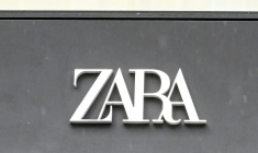 Le régulateur britannique de la publicité a demandé au groupe de vêtements espagnol Zara de retirer deux images de son site internet, jugées "irresponsables" car mettant en scène des mannequins à la "maigreur malsaine" ( AFP / Anna KURTH )