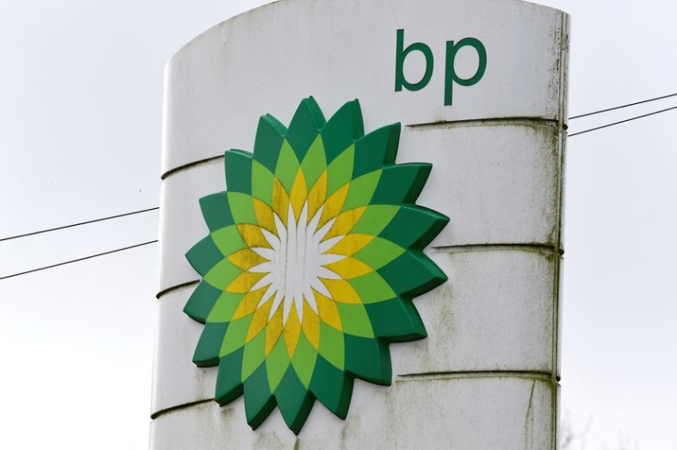 Un logo BP est photographié dans une station-service de Llanteg