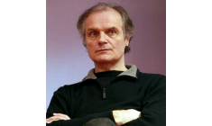 L'écrivain Pierre Bordage pose lors de sa visite au salon du livre de Paris, le 26 mars 2010 ( AFP / ETIENNE DE MALGLAIVE )