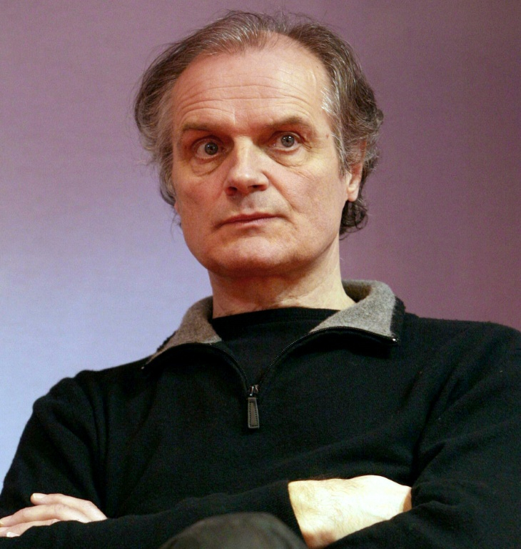 L'écrivain Pierre Bordage pose lors de sa visite au salon du livre de Paris, le 26 mars 2010 ( AFP / ETIENNE DE MALGLAIVE )