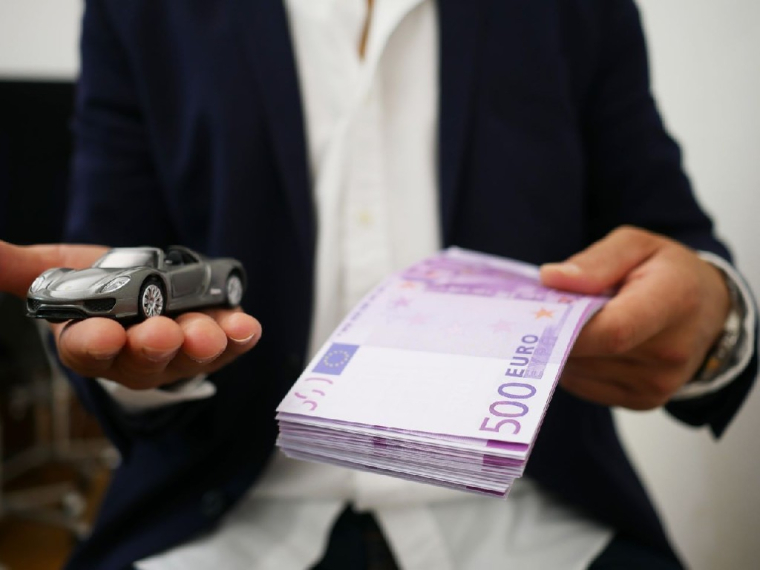 Après deux mois de fermeture en raison du confinement, le marché de l'automobile s'est littéralement éteint, chutant de 88% en avril (Crédits photo : Pixabay - Raten Kauf )