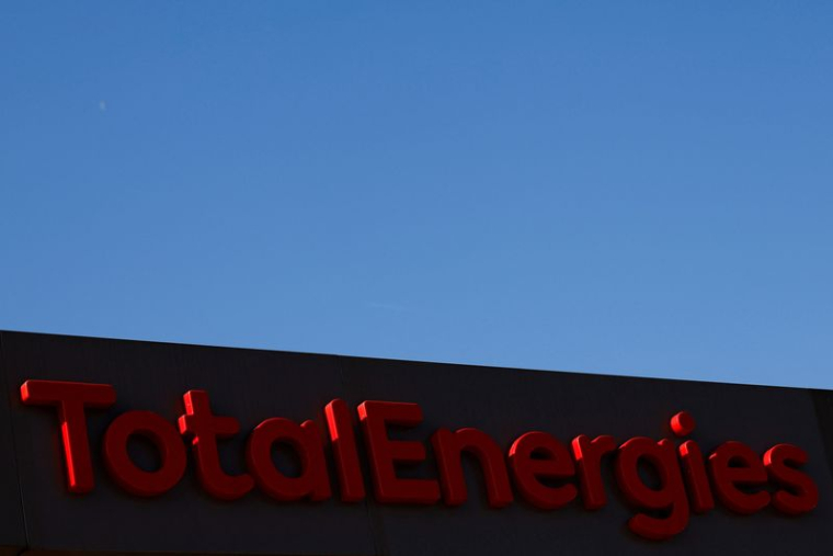 Le logo de la compagnie pétrolière et gazière française TotalEnergies est visible sur une station-service à Drancy