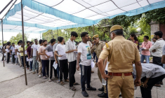 PDes policiers fouillent des étudiants en médecine avant la reprise de l'examen NEET-UG à Kota, dans l'État du Rajasthan, le 21 juin 2026 en Inde ( AFP / Himanshu SHARMA )