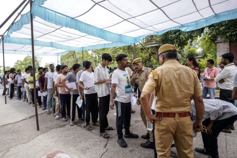 PDes policiers fouillent des étudiants en médecine avant la reprise de l'examen NEET-UG à Kota, dans l'État du Rajasthan, le 21 juin 2026 en Inde ( AFP / Himanshu SHARMA )