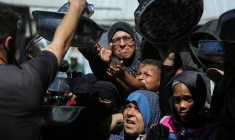 Nihaya Al-Masri (C), une Palestinienne déplacée lors d'une distribution alimentaire à Khan Younès, dans le sud du territoire palestinien, le 6 octobre 2026  ( AFP / Bashar Taleb )