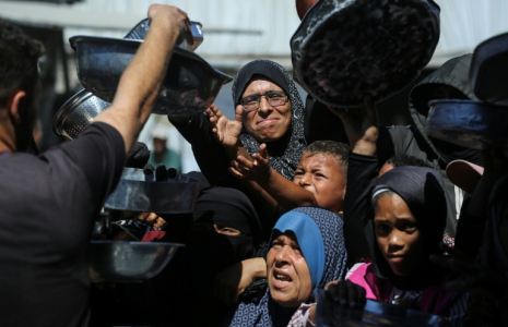 Nihaya Al-Masri (C), une Palestinienne déplacée lors d'une distribution alimentaire à Khan Younès, dans le sud du territoire palestinien, le 6 octobre 2026  ( AFP / Bashar Taleb )