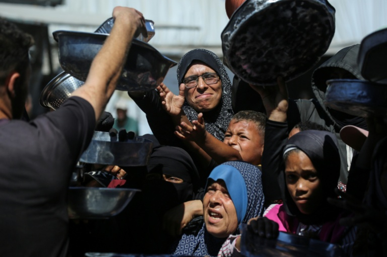 Nihaya Al-Masri (C), une Palestinienne déplacée lors d'une distribution alimentaire à Khan Younès, dans le sud du territoire palestinien, le 6 octobre 2026  ( AFP / Bashar Taleb )