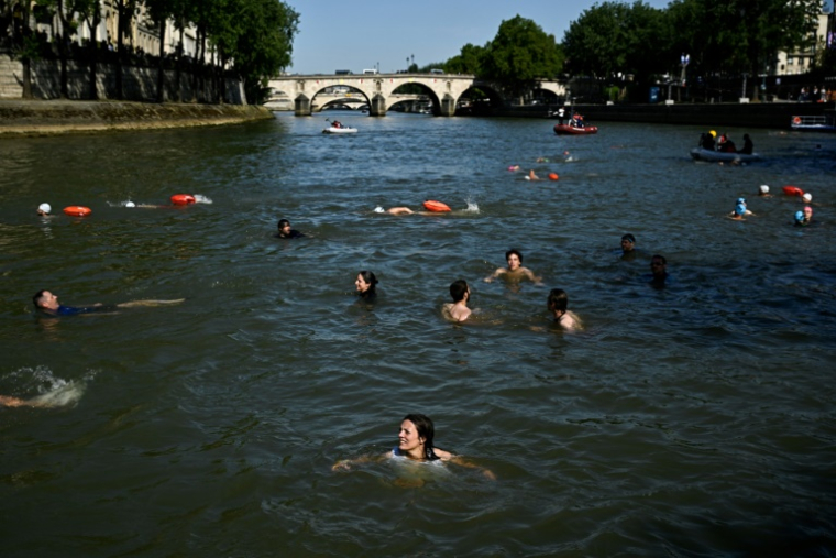 Des résidents se baignant dans la Seine au centre de la capitale le 17 juillet 2024 à Paris ( AFP / JULIEN DE ROSA )