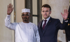 Le président tchadien Mahamat Idriss Deby Itno, à gauche, avec à sa droite le président français Emmanuel Macron, le 29 janvier 2026, à Paris ( AFP / Ludovic MARIN )
