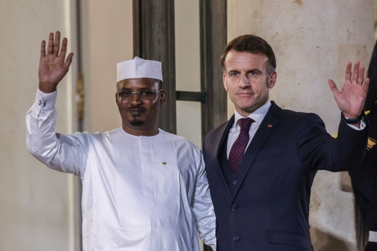 Le président tchadien Mahamat Idriss Deby Itno, à gauche, avec à sa droite le président français Emmanuel Macron, le 29 janvier 2026, à Paris ( AFP / Ludovic MARIN )