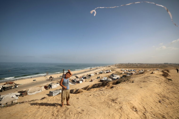 Un garçon palestinien joue avec un cerf-volant dans le camp de réfugiés de Nuseirat, dans le centre de la bande de Gaza, le 4 octobre 2025 ( AFP / Eyad BABA )