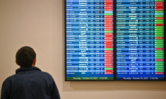 Un écran indique les vols annulés à l'aéroport international d'Orlando, en Floride, le 30 octobre 2025 ( AFP / Miguel J. Rodriguez Carrillo )