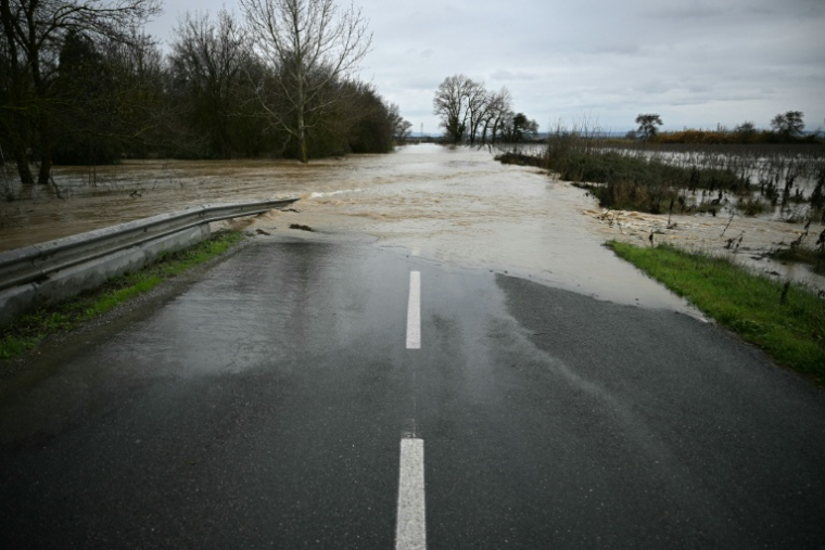 Une route inondée à Coursan, dans l'Aude, le 19 janvier 2026 ( AFP / Lionel BONAVENTURE )
