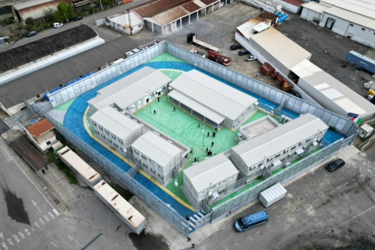 Le centre d'accueil pour migrants construit par l'Italie dans le port de Shengjin, à environ 60 km au nord-ouest de Tirana, le 11 octobre 2024 ( AFP / Adnan Beci )