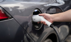 Un véhicule électrique chinois en recharge