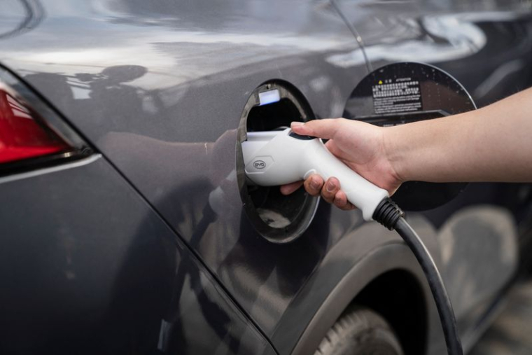 Un véhicule électrique chinois en recharge