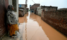 Ghulam Bano près de sa maison submergée par les eaux en crue du fleuve Ravi à Shahdara, le 29 août 2025 au Pakistan ( AFP / Aamir QURESHI )