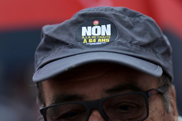 Un manifestant porte une casquette "Non à la retraite à 64 ans", le 5 juin 2025 à Rennes ( AFP / Damien MEYER )