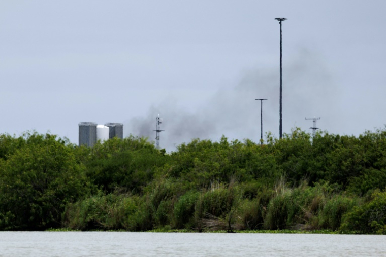 De la fumée s'échappe de l'avant-poste Massey de SpaceX où la société teste ses fusées Starship et ses propulseurs Super Heavy près de Starbase, au Texas, le 19 juin 2025 ( AFP / Michael Gonzalez )