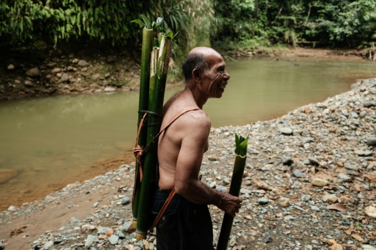 Ngigoro, de la tribu indigène Hongana Manyawa, au bord d'une rivière dont l'eau n'est plus potable en raison d'une contamination due à l'exploitation minière du nickel, à East Halmahera, dans le nord des Moluques, le 16 avril 2025 en Indonésie ( AFP / YASUYOSHI CHIBA )
