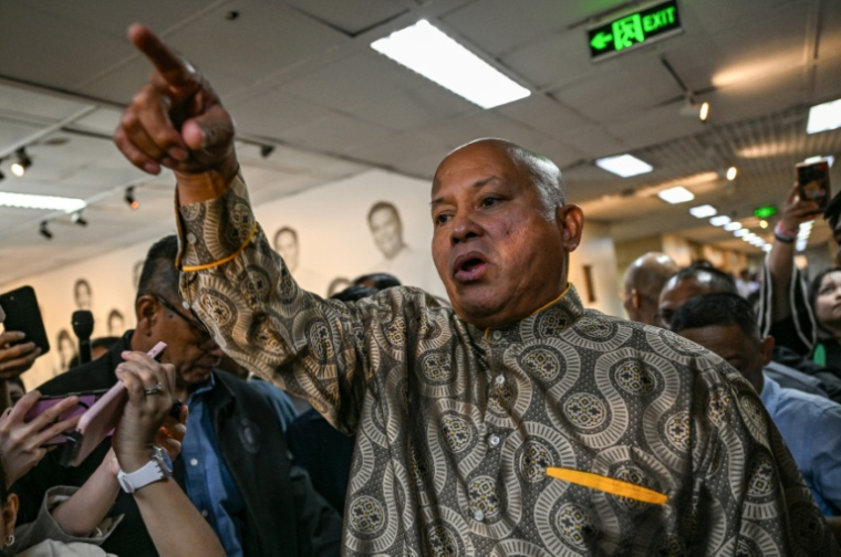 Le sénateur Ronald Dela Rosa, ex-chef de la police, s'adresse à la presse à l'intérieur du Sénat des Philippines, à Pasay, dans la région métropolitaine de Manille, le 13 mai 2026 ( AFP / Jam STA ROSA )
