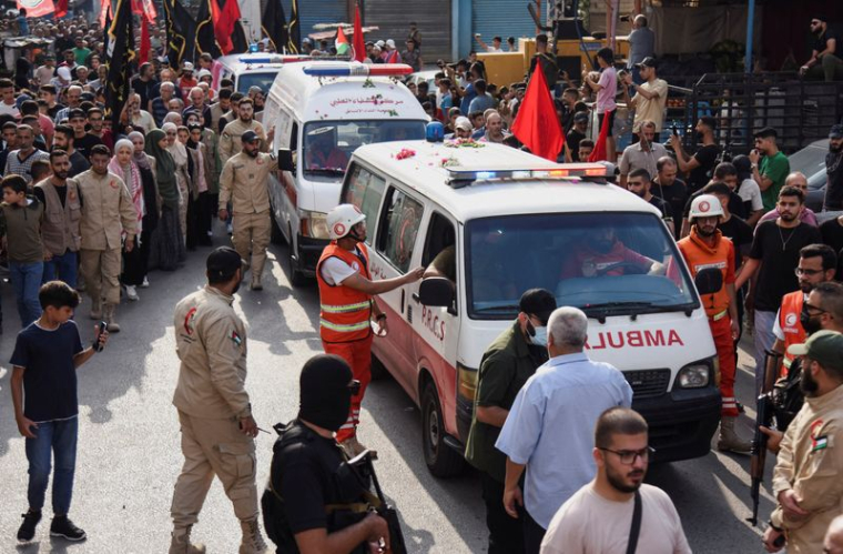 Les ambulances transportant les corps de trois dirigeants palestiniens circulent dans le camp de réfugiés d'al-Baddawi