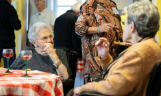Dans le bar ouvert dans la maison de retraite de Kunheim (Haut-Rhin), le 15 novembre 2025 ( AFP / ROMEO BOETZLE )