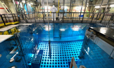 Des spécialistes d'EDF extraient des barres de combustible nucléaire de la piscine de stockage de la centrale nucléaire de Fessenheim, le 21 juin 2021, à Fessenheim, dans l'est de la France. ( AFP / SEBASTIEN BOZON )