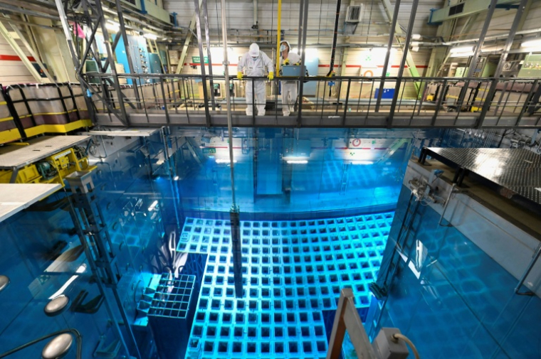 Des spécialistes d'EDF extraient des barres de combustible nucléaire de la piscine de stockage de la centrale nucléaire de Fessenheim, le 21 juin 2021, à Fessenheim, dans l'est de la France. ( AFP / SEBASTIEN BOZON )