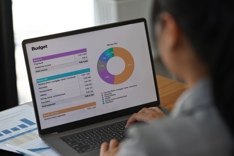 Graphiques et tableaux de suivi des dépenses pour piloter son budget mensuel et réaliser des arbitrages (Crédit photo : Adobe Stock)