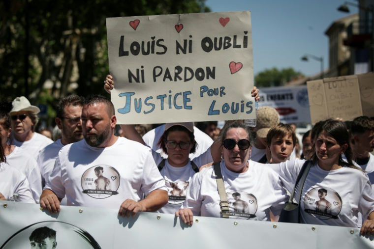 La marche blanche en hommage à Louis, à Carcassonne, samedi 4 juillet 2026 ( AFP / Valentine CHAPUIS )