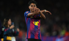 Lamine Yamal brandit un drapeau palestinien pendant les célébrations du Barça