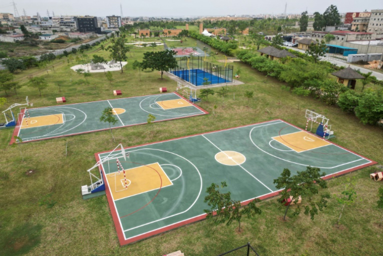 Vue aérienne, le 1er août 2025, d'une aire sportive du parc urbain d'Akouédo à Abidjan, construit sur le site d'une ancienne décharge ( AFP / Issouf SANOGO )
