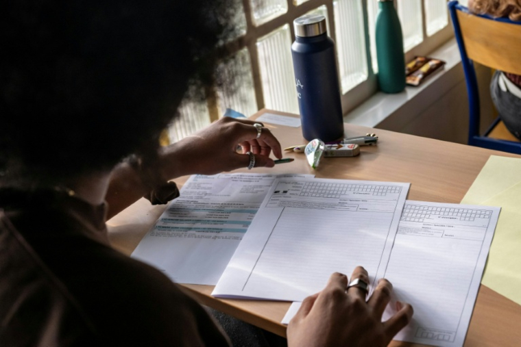 Un lycéen devant sa feuille pour l'examen du bac français à Marseille, le 11 juin 2026 ( AFP / MIGUEL MEDINA )