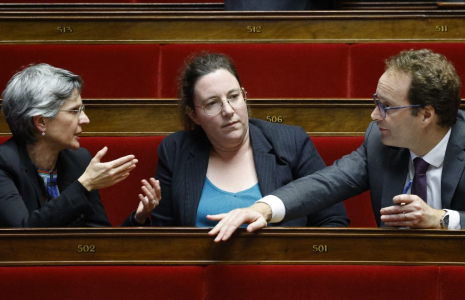 Cyrielle Chatelain (au centre), à Paris, le 14 novembre 2023. ( AFP / LUDOVIC MARIN )